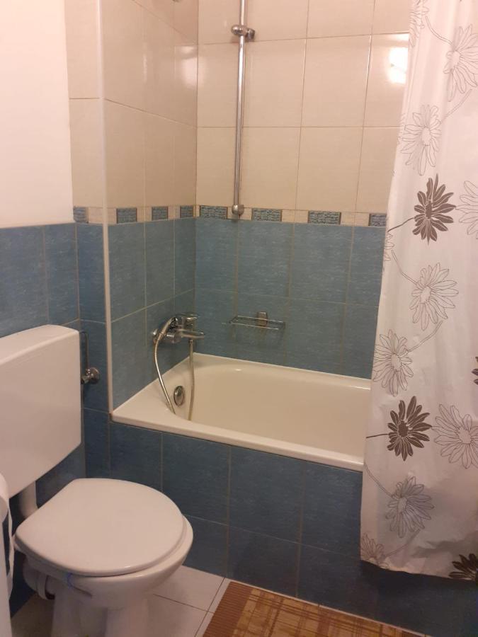 Km House Cerny Most Hostel Прага Екстериор снимка