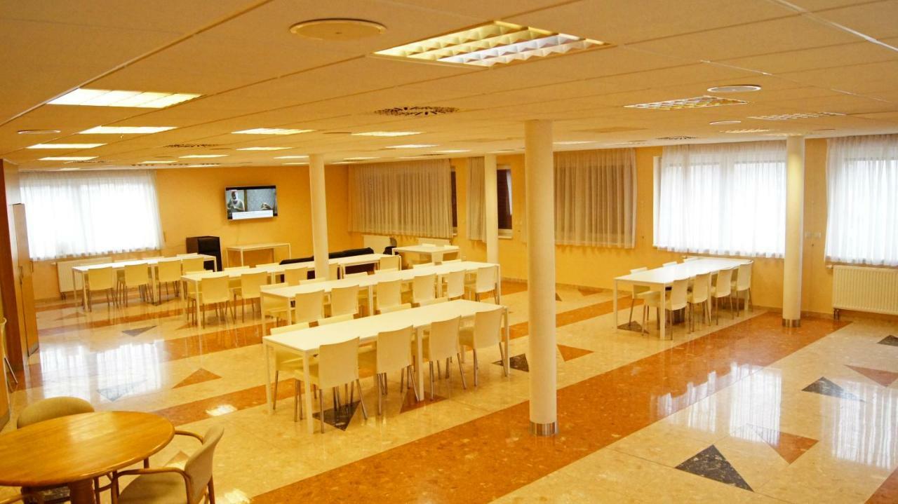 Km House Cerny Most Hostel Прага Екстериор снимка