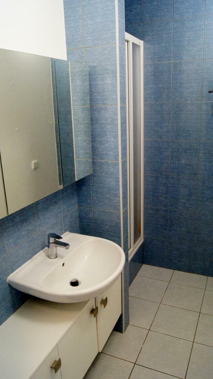 Km House Cerny Most Hostel Прага Екстериор снимка
