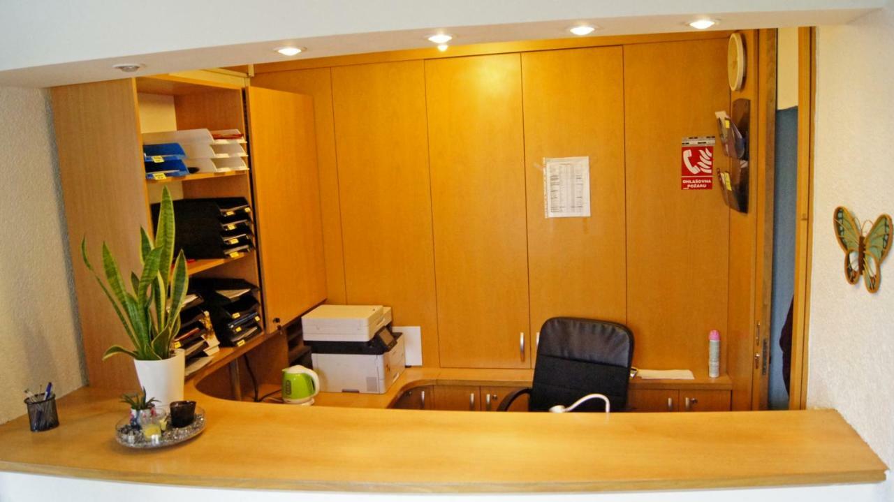 Km House Cerny Most Hostel Прага Екстериор снимка