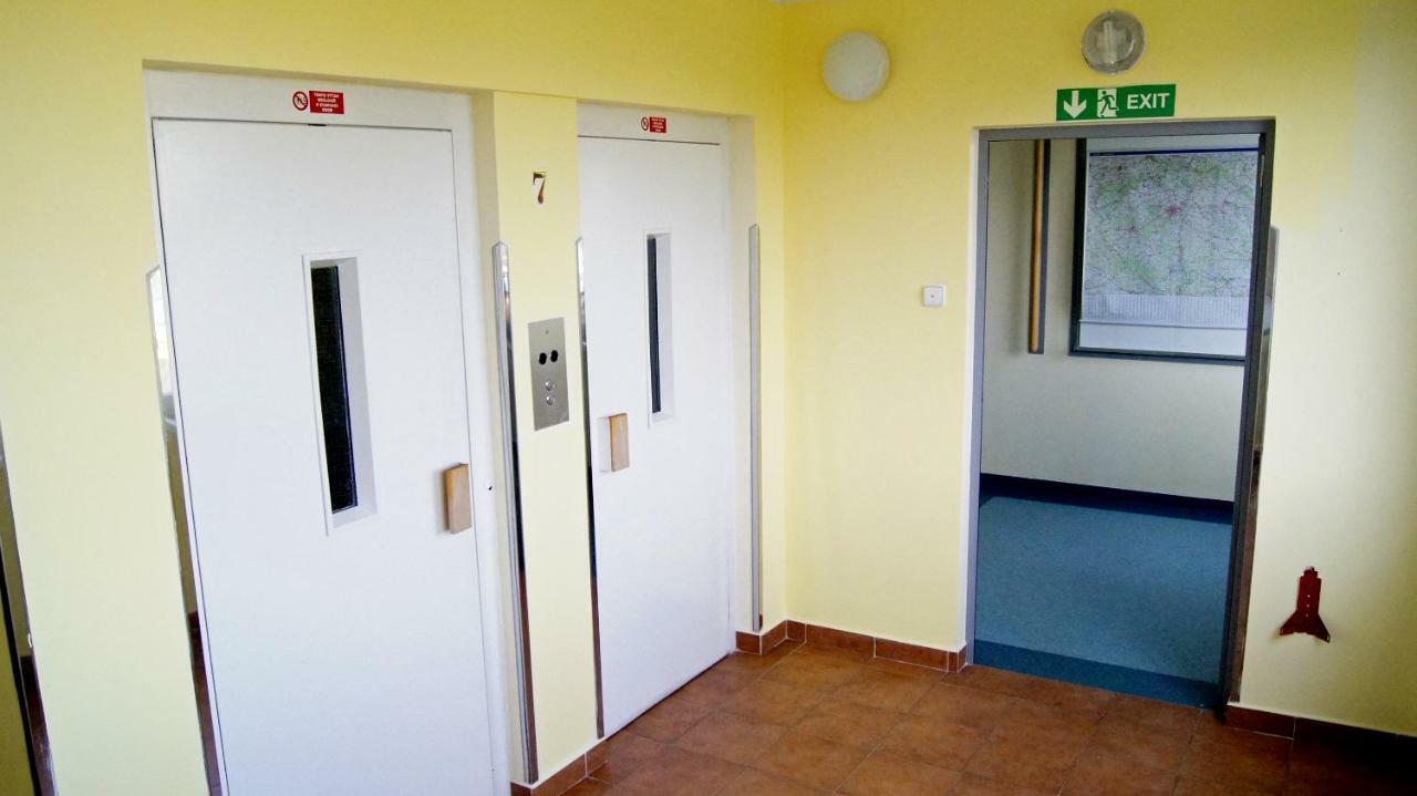 Km House Cerny Most Hostel Прага Екстериор снимка