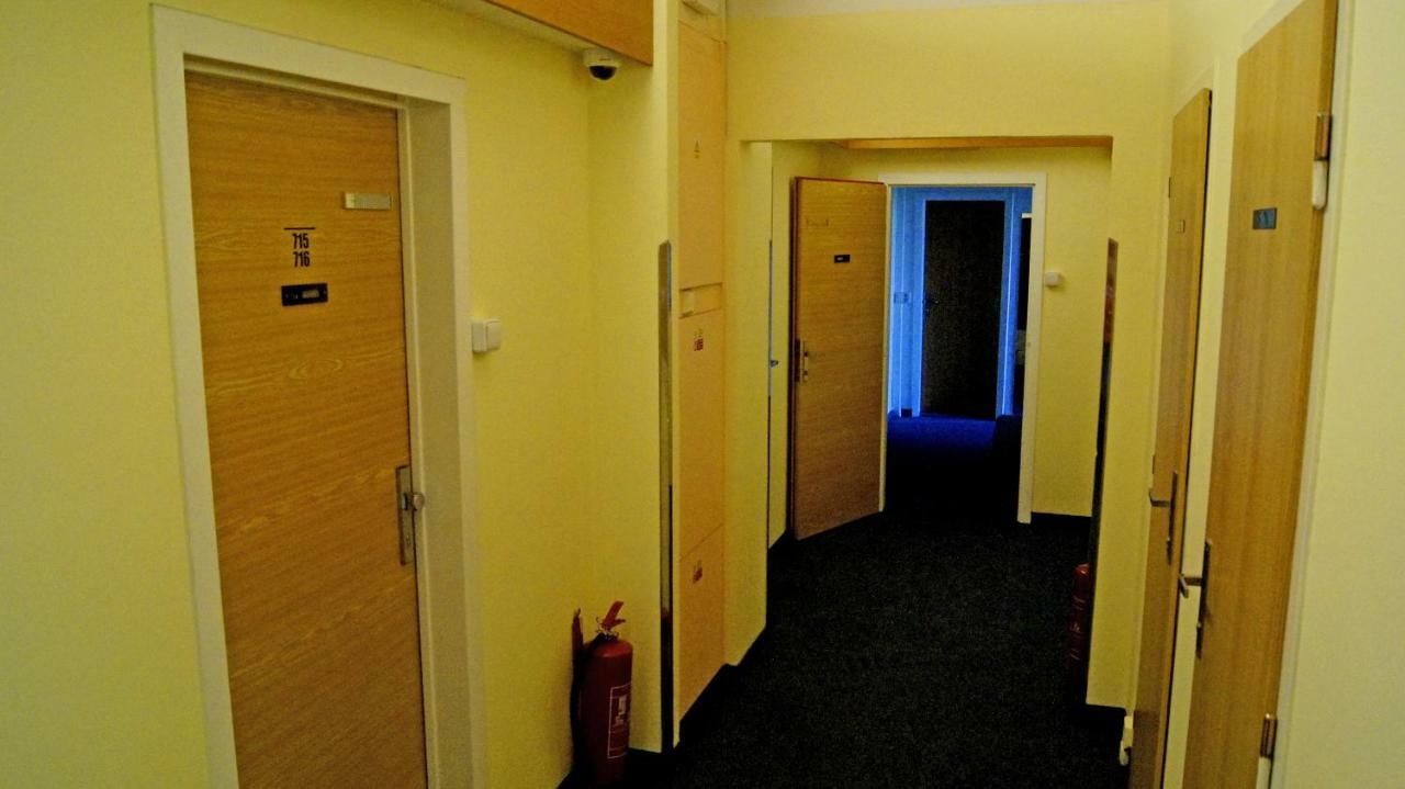 Km House Cerny Most Hostel Прага Екстериор снимка