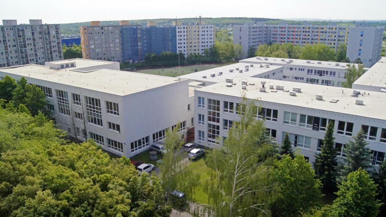 Km House Cerny Most Hostel Прага Екстериор снимка