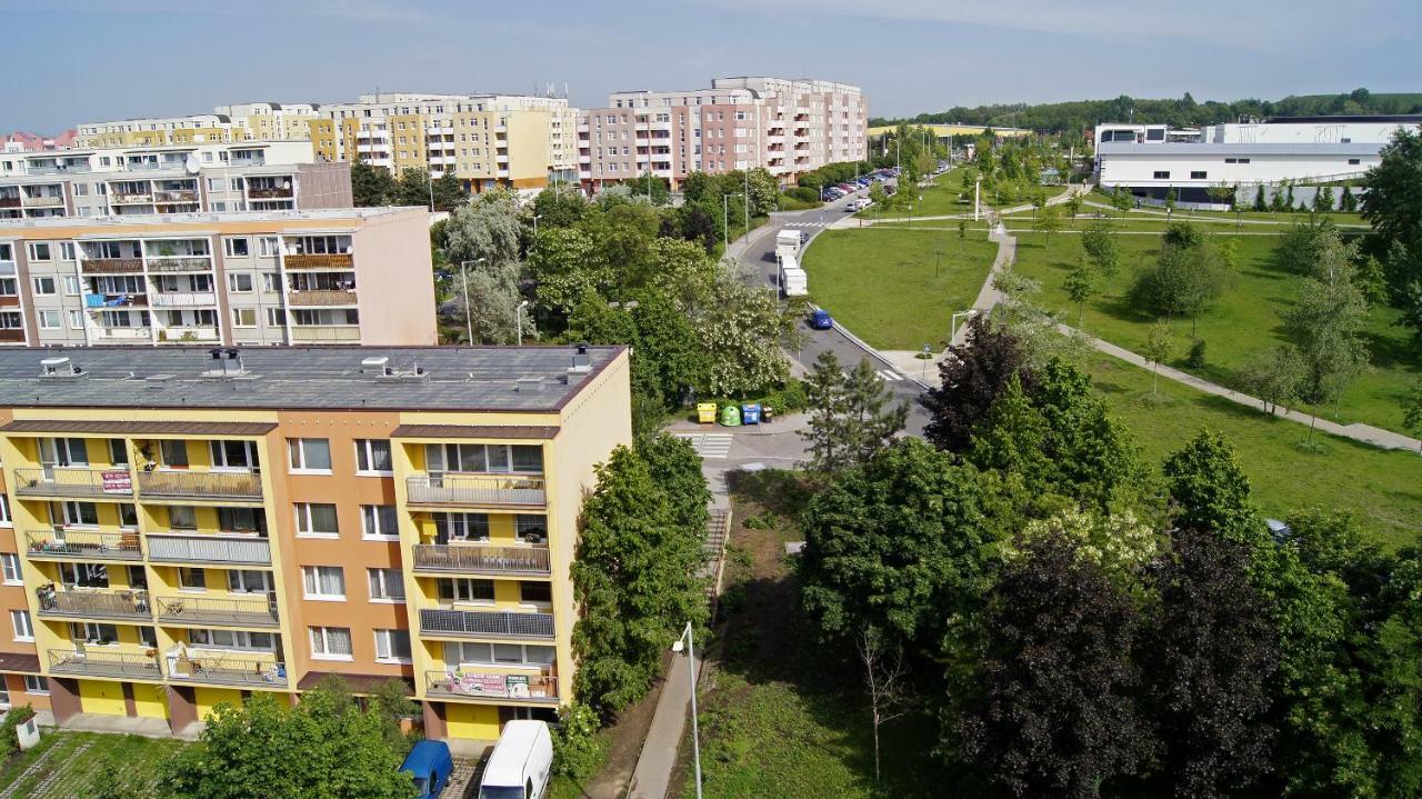 Km House Cerny Most Hostel Прага Екстериор снимка