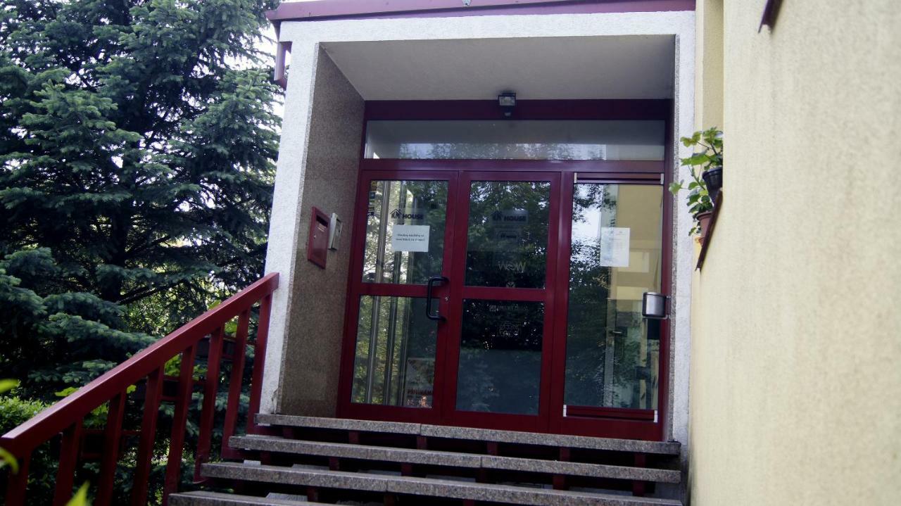 Km House Cerny Most Hostel Прага Екстериор снимка