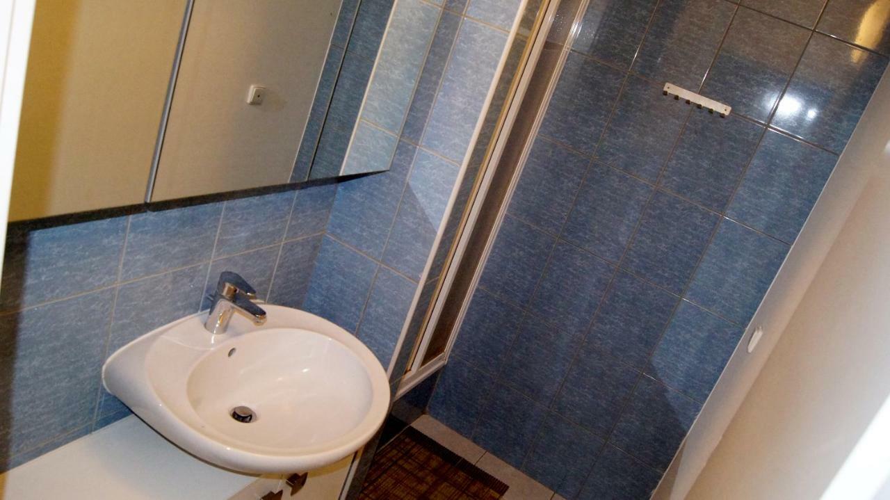 Km House Cerny Most Hostel Прага Екстериор снимка