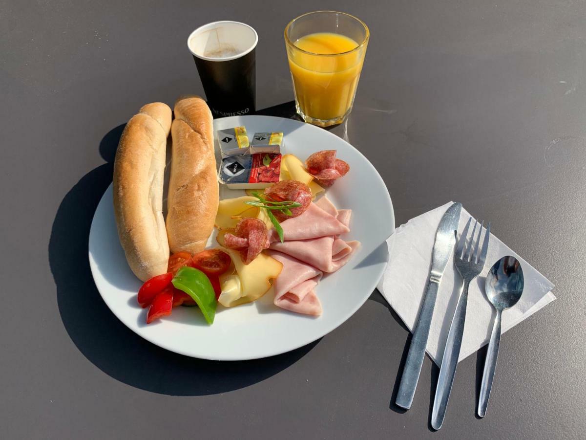 Km House Cerny Most Hostel Прага Екстериор снимка