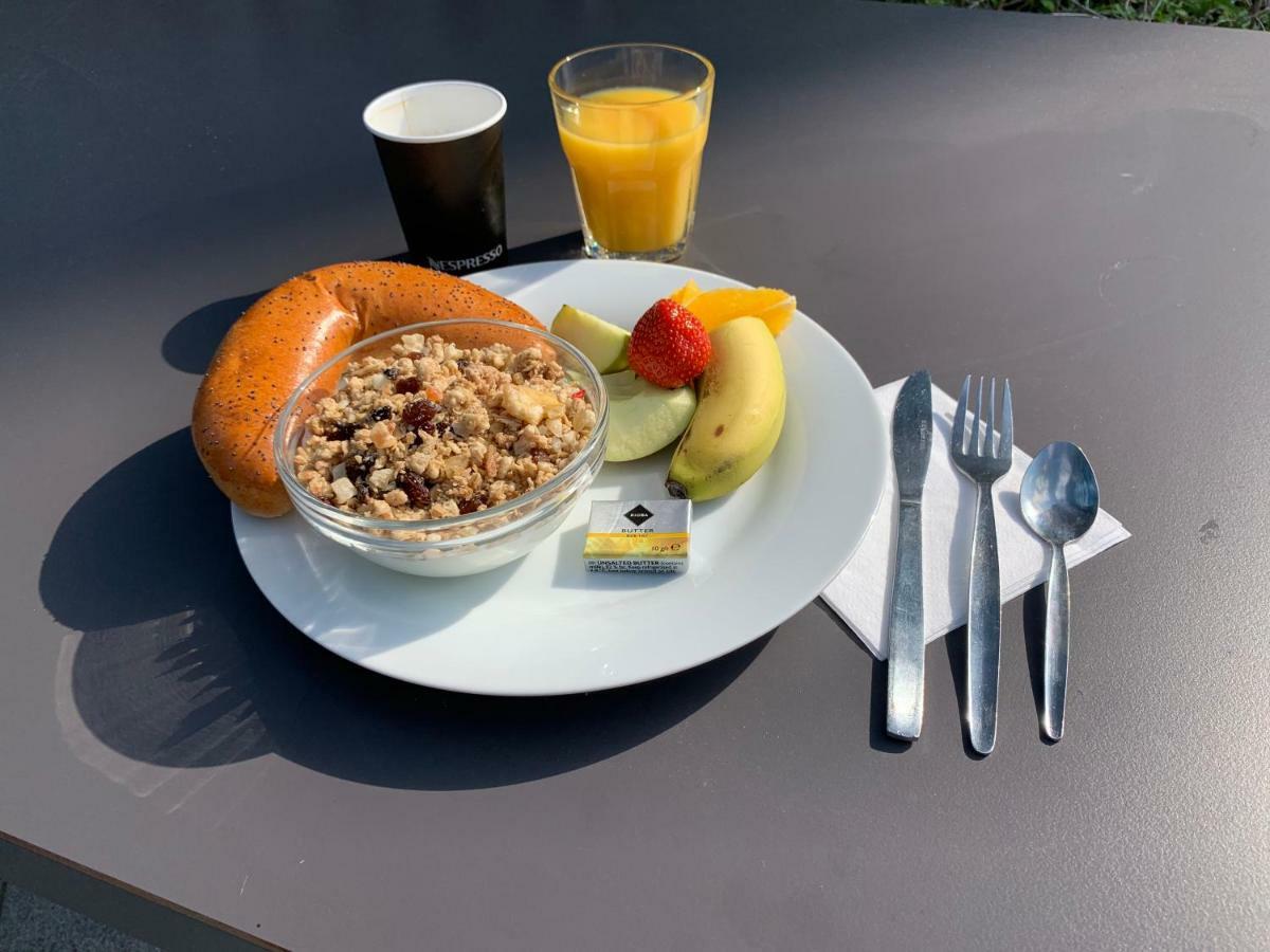 Km House Cerny Most Hostel Прага Екстериор снимка